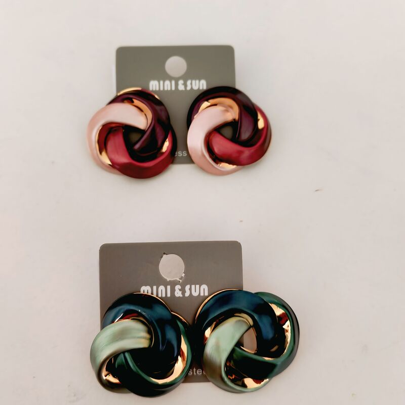 Orecchini in acciaio a motivo intrecciato, disponibili nei colori: rosa e borgogna / verde smeraldo e menta. Eleganti e versatili, perfetti per ogni occasione. Prezzo: 8€. ✨