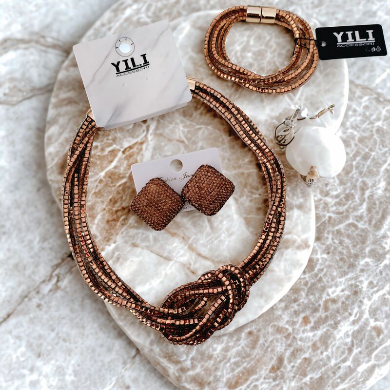 Set bigiotteria in strass: collana con elegante dettaglio annodato, bracciale coordinato e orecchini a cerchio. Luminoso e raffinato, perfetto per ogni occasione. Nuovo. Prezzo: 20€. ✨