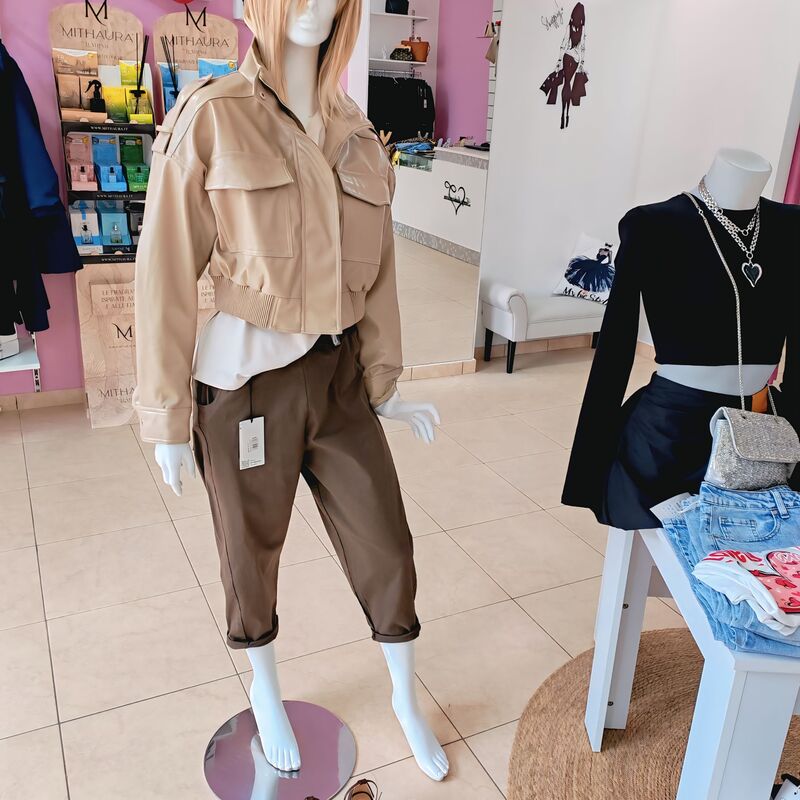 GIUBBOTTO IN  ECOPELLE LUCIDA 
TG UNICA
PREZZO .EURO 40
PANTALONE BALLON IN COTONE MARRONE,DISPONIBILE ANCHE NOCCIOLA .TG UNICA PREZZO .
EURO 30
T-SHIRT CON FOULARD AL COLLO DISPONIBILE,BEIGE E NERA.PREZZO
EURO 10
