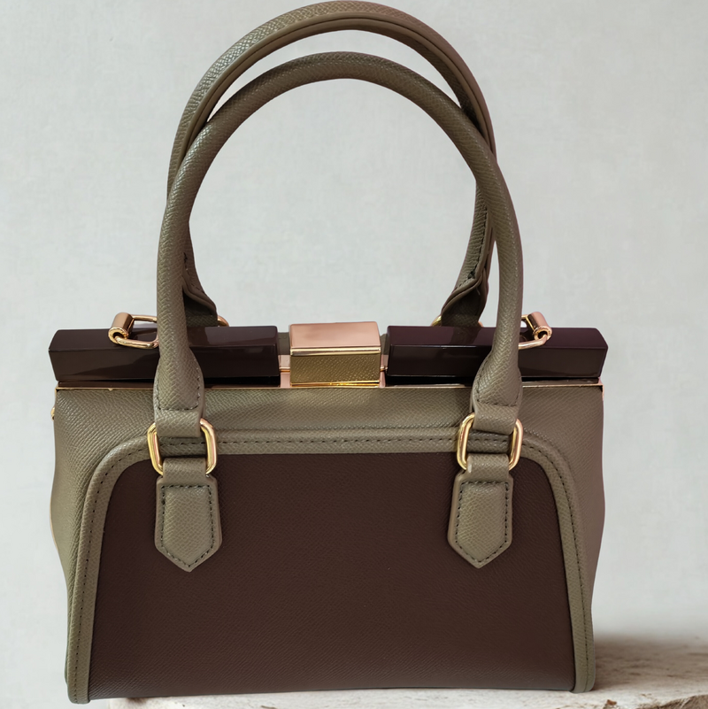 Borsetta bauletto bicolore marrone e fango in ecopelle, con tracolla interna.
Prezzo: 30€.