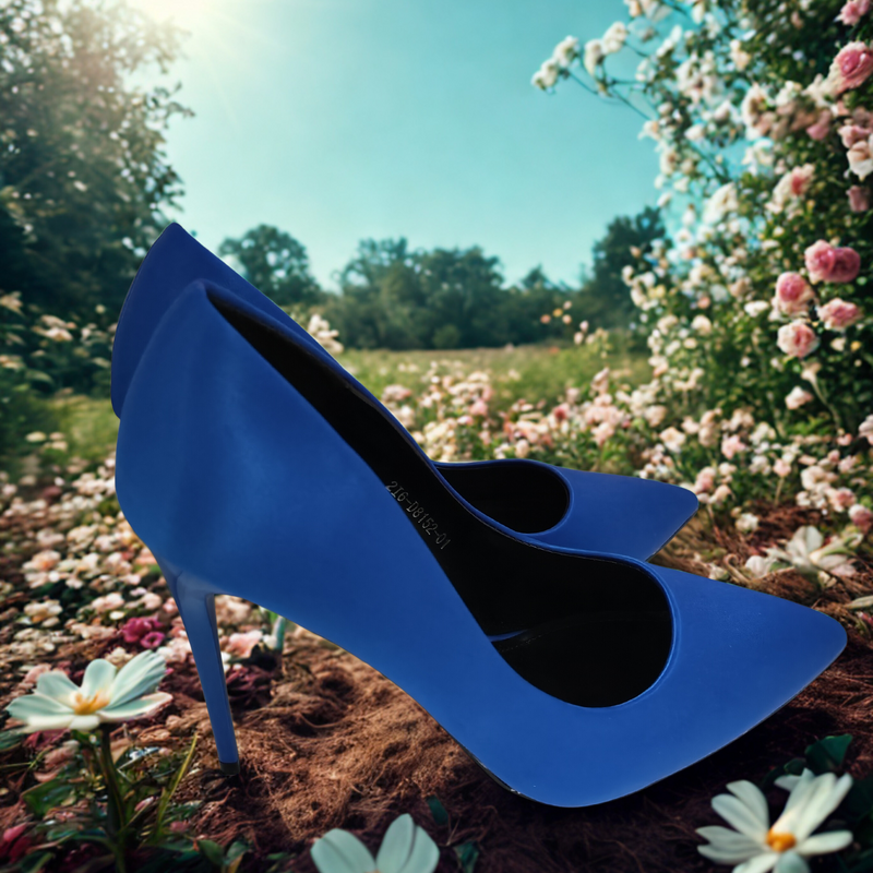 Dècolletè in raso blu elettrico.
20 euro