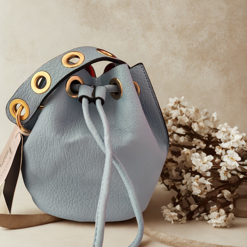 Borsetta a secchiello in ecopelle color celeste polvere. Altezza 20 cm, diametro 20 cm. Pratica e compatta.
Prezzo: 20€.