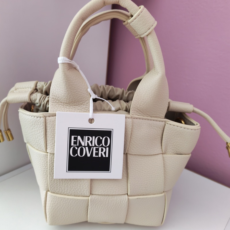 Borsetta Enrico Coveri in ecopelle color burro con dettagli intrecciati. Elegante e versatile, perfetta per completare ogni outfit. Nuova. Prezzo: 24,90€. ✨