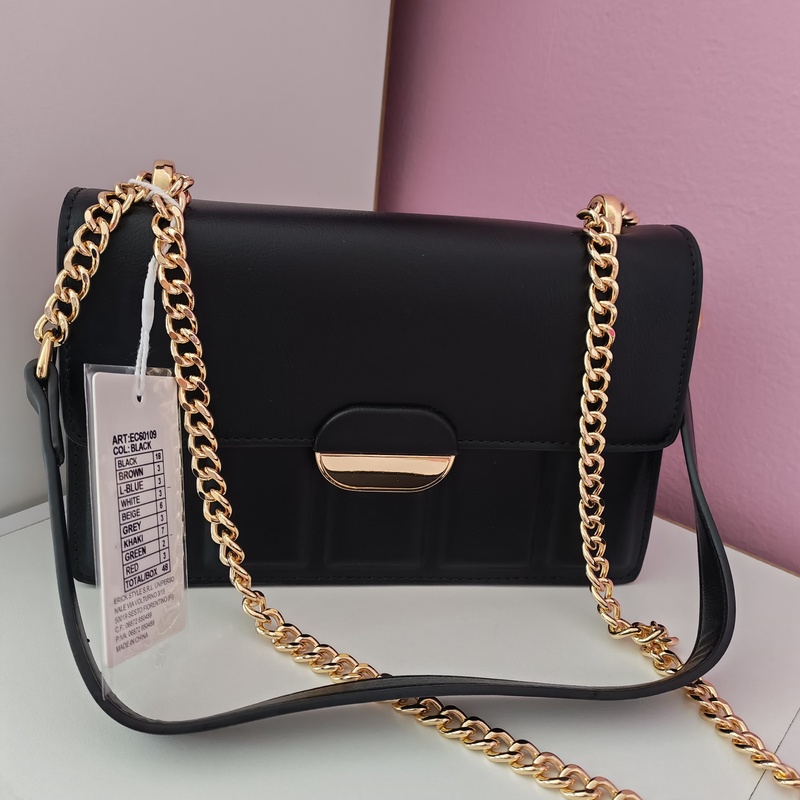 Pochette nera in ecopelle con dettagli dorati. Elegante, compatta e perfetta per ogni occasione.  Prezzo: 20€.