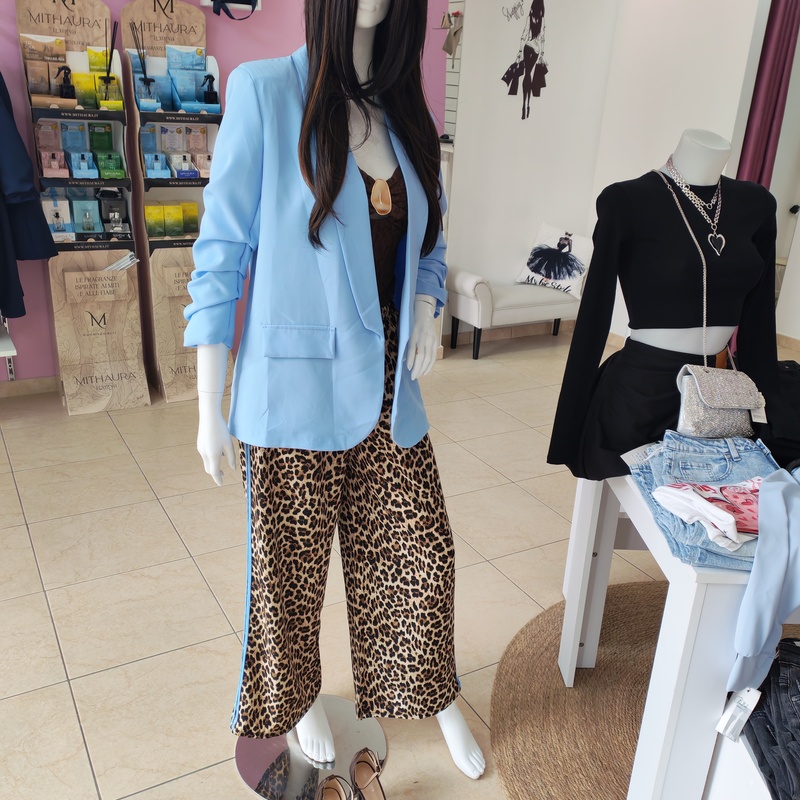 PANTALONE LEOPARDATO CON BANDE LATERALI CELESTE EURO 15
BLAZER CELESTE EURO 20
TOP IN PIZZO MARRONE EURO 15.
