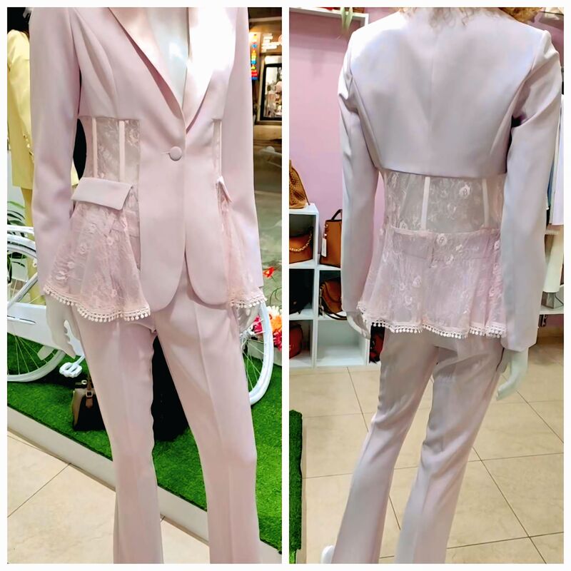 ELEGANZA RAFFINATA:TAILLEUR ROSA DI QUALITA' IMPREZIOSITO DA DELICATI INSERTI IN PIZZO.
DISPONIBILE S/M PREZZO :EURO-99.90
